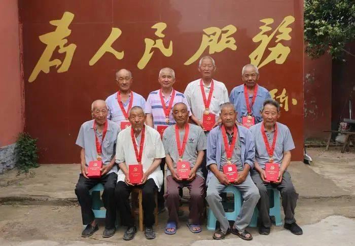 35岁女子连生12个娃引争议!人生98个月都在怀孕,网友:不负责任太恶心!